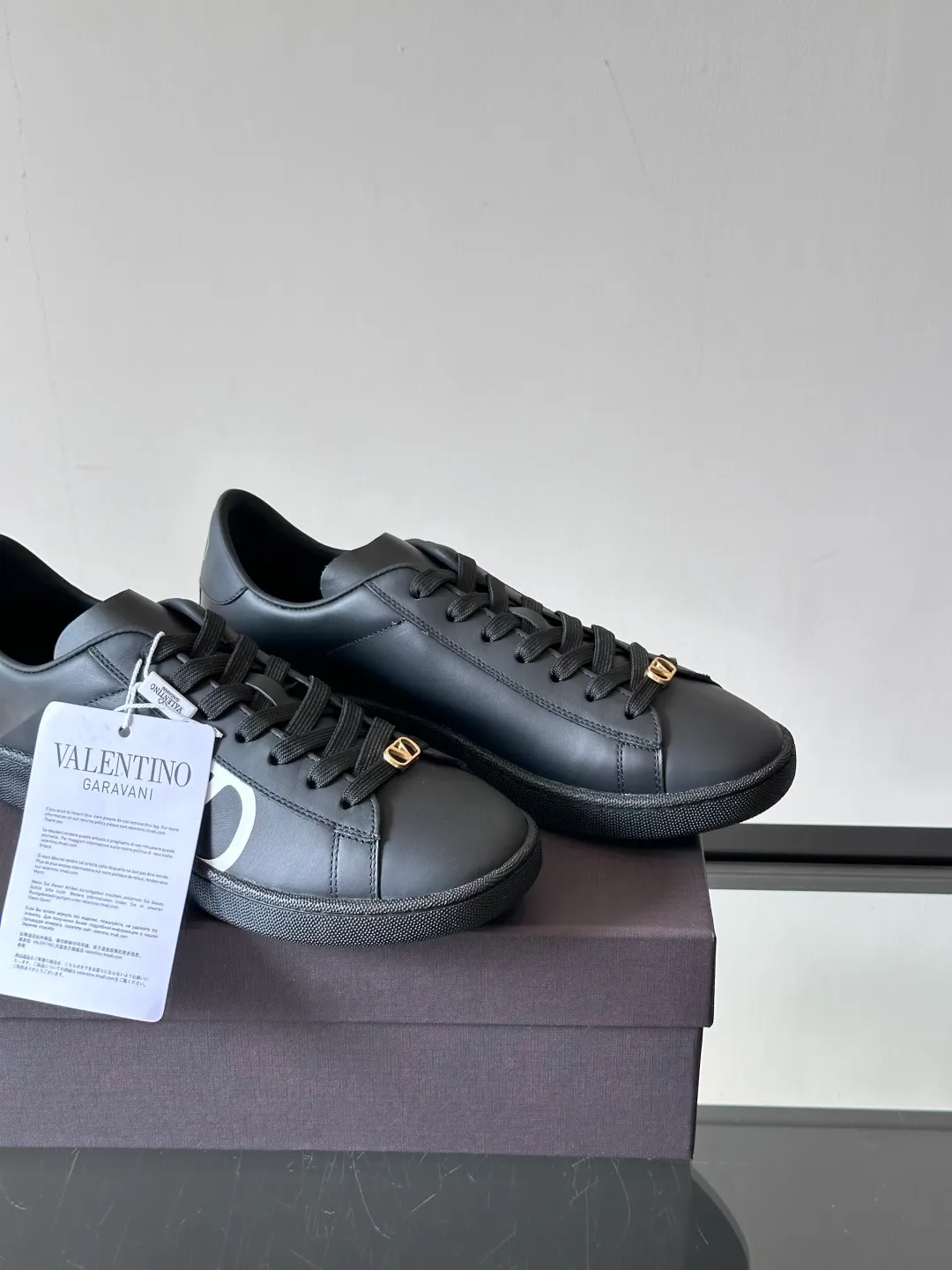 P420¥& VALENTINO Men’s spring and summer white shoes 🤍 VALENTINO GARAVANI ROYCO men’s soft calfskin sneakers, the shoelaces are equipped with removable vintage brass distressed effect VLOGO SIGNATURE accessories, and the back of the shoes is screen printed. Comfortable and good looking on the feet!  size：38-45